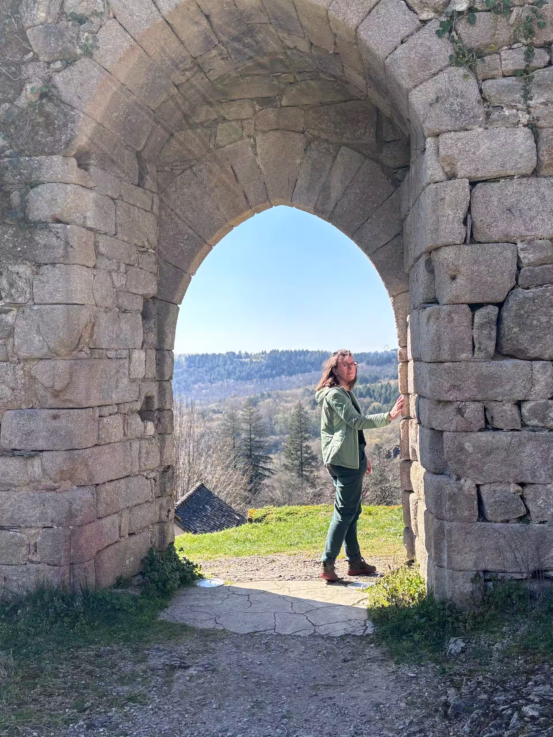 Aurélie sortant du Chateau de la roche haute